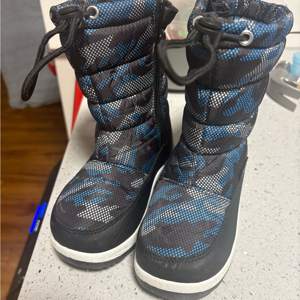 Children's Winter Boots in Black and Blue Camouflage